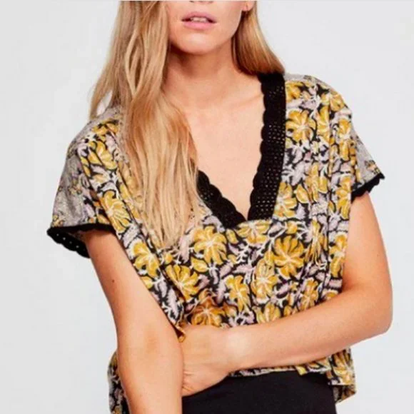 FREE PEOPLE SHORT SLEEVE BLACK LEILANI PRINTED CROP TOP - Picture 1 of 5